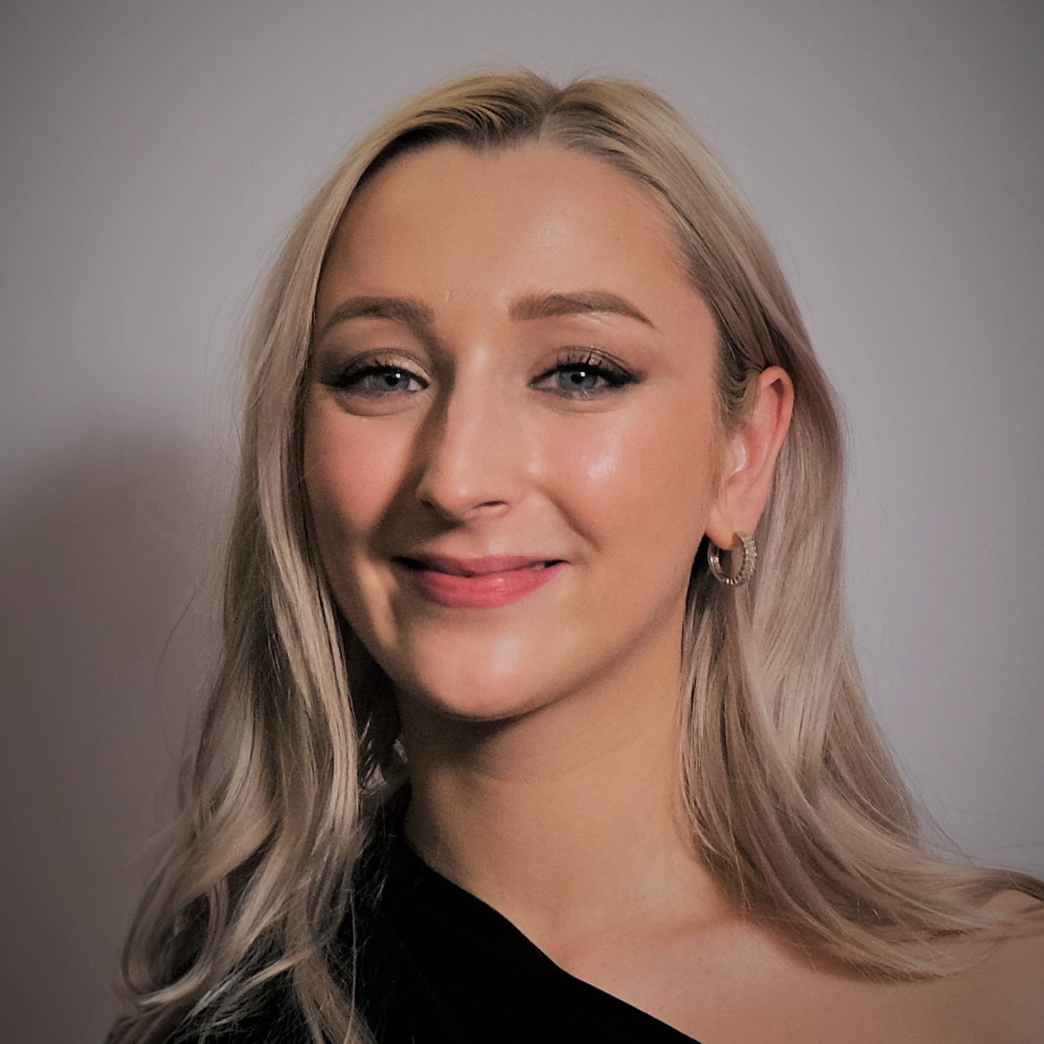 Elise Headshot Colour